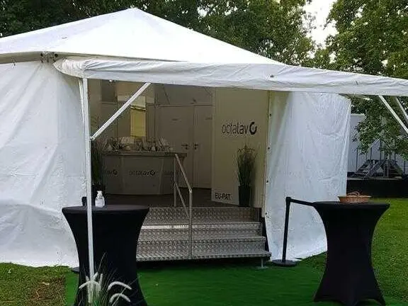Das mobile WC für Firmenjubiläum, Großbaustellen, Sportveranstaltungen, Volksfeste, Open Air Festival, Hochzeit, Messe, Großveranstaltungen wie Maschseefest in Hannover,Kieler Woche, Wochenende an der Jade Weltmeisterschaft der jungen Pferde, CHIO, Rock im Park, Southside, Deichbrand, Parookaville, Hurricane, Donauinselfest, Oktoberfest, Canstatter Wasn, Hamburger DOM, Rheinkirmes, Christkindlmarkt, Evangelischer Kirchentag, Hamburger Derby in Niedersachsen, Schleswig-Holstein, Mecklenburg-Vorpommern, Köln, Nürnberg, München, Hamburg, Hannover, beim Reistport, beim Pferdesport, bei der Bundeswehr, Deutschlandweit verfügbar